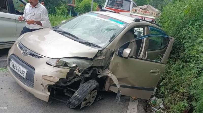  चालक को आई झपकी, कार पैराफिट से टकराई