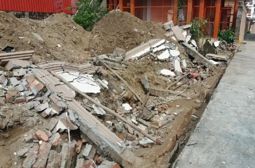 मंदिर में नींव खोदते समय गिरी होटल की दीवार गिरने से ठेकेदार की मौत, दो घायल