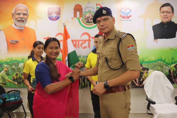  एसडीआरएफ के जवानों और अधिकारियों को बहनों ने बांधा रक्षा सूत्र