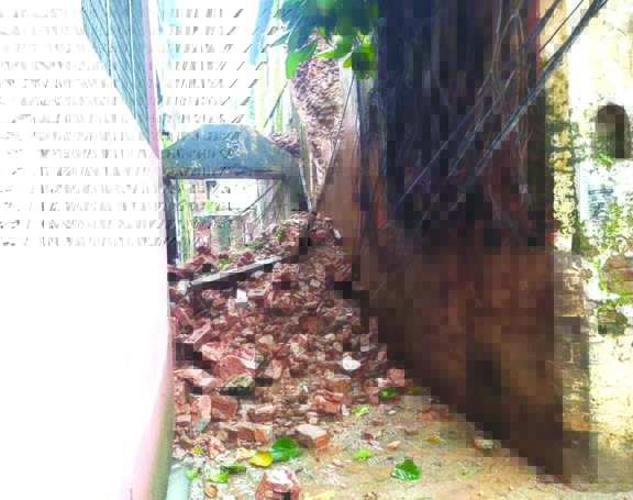  ज्वालापुर में भरभरा कर गिरी इमारत, चोटिल होने से बचे कई लोग