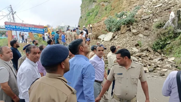  चंबा में भारी भूस्खलन के बाद मलबे में दबी कई गाड़ियां, चार माह के बच्चे और दो महिलाओं की मौत