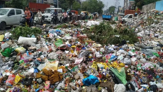  शहर की आबोहवा बिगाड़ रहा सड़क किनारे बिखरा कूड़ा, दुर्गंध से जीना मुहाल