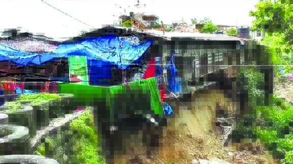  चंडी देवी मंदिर की पहाड़ियों पर हुआ भूस्खलन