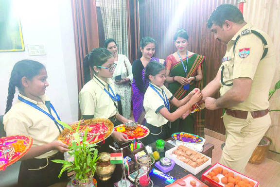  नन्ही छात्राओं ने बांधी कप्तान की कलाई में राखी