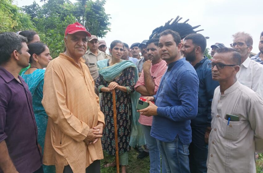  जिलाधिकारी श्रीमती सोनिका ने आज तहसील विकासनगर क्षेत्रान्तर्गत मदर्सू मजरा जाखन के भूस्खलन प्रभावित क्षेत्र का स्थलीय निरीक्षण किया