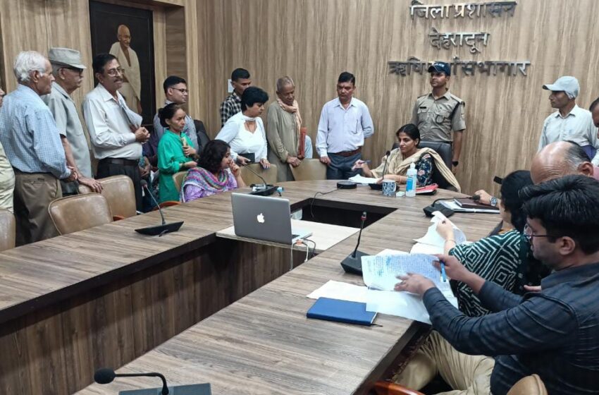  जिलाधिकारी श्रीमती सोनिका की अध्यक्षता में ऋषिपर्णा सभागार में जनसुनवाई का आयोजन किया