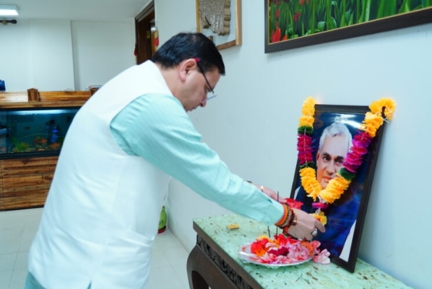 उत्तराखंड मुख्यमंत्री पुष्कर सिंह धामी ने पूर्व प्रधानमंत्री स्वर्गीय अटल बिहारी वाजपेई को दी श्रद्धांजलि 