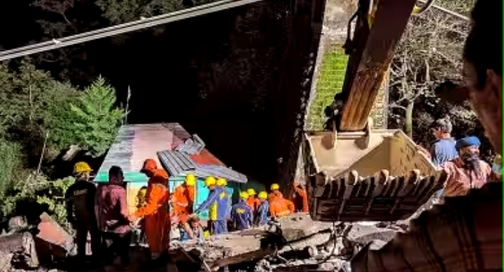  जोशीमठ में मकान ढहने से 2 की मौत, 2 गंभीर रूप से घायल