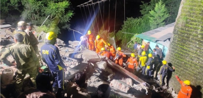  मकान गिरने से सात मजदूर दबे, एसडीआरएफ ने तीन को निकाला, चार के दबे होने की आशंका