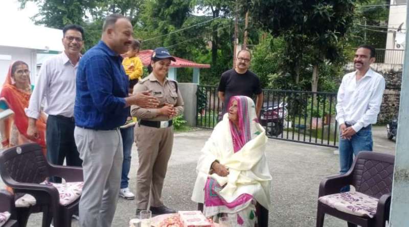  एसपी पींचा ने स्वतत्रंता संग्राम सेनानी डॉ.उप्रेती के परिजनों की कुशलक्षेम पूछी