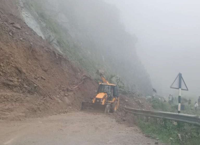  स्वाला के समीप मलवा आने से एनएच हुआ बंद