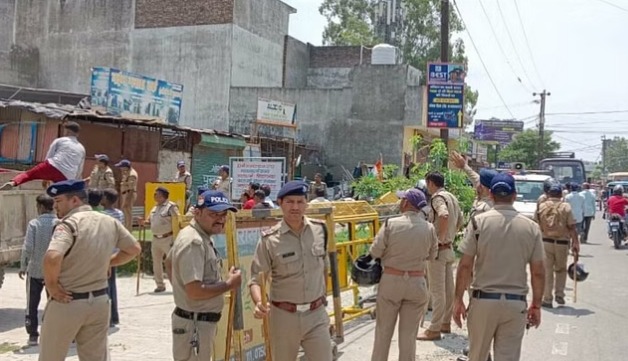  प्रशासन की टीम ने कड़ी सुरक्षा व्यवस्था के बीच जेसीबी से ध्वस्त की दो मजारें, भारी पुलिस फोर्स तैनात
