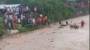  उत्तराखंड : मलबा आने से ऋषिकेश-गंगोत्री हाईवे बंद, कोटद्वार में उफनाए गदेरे में बही कार
