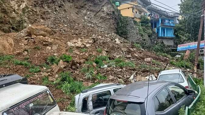  टैक्सी पार्किंग में मलबा गिरने से मची अफरा-तफरी, तीन लोगों के शव बरामद