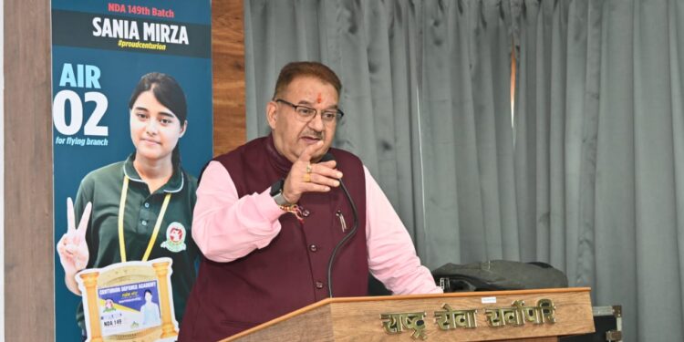  कैबिनेट मंत्री जोशी ने प्रतियोगी छात्रों के साथ सुना प्रधानमंत्री के मन की बात