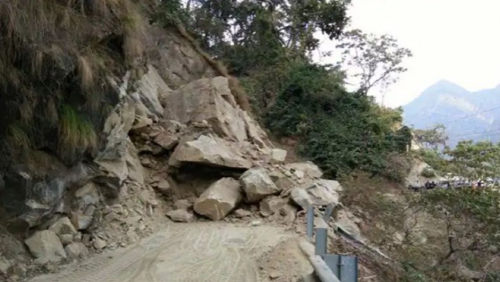  पहाड़ी से गिरे बोल्डर, आठ घंटे बंद रहा पूर्णागिरि मार्ग