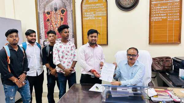  छात्र नेता हिमांशु के नेतृत्व में विषय बदलवाने के लिए दिया गया ज्ञापन