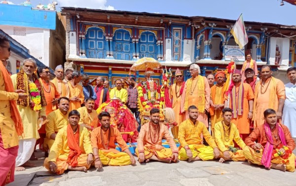  ओंकारेश्वर मंदिर पहुंचने पर मां राज राजेश्वरी और बाणासुर महाराज की दिवारा यात्रा का भव्य स्वागत