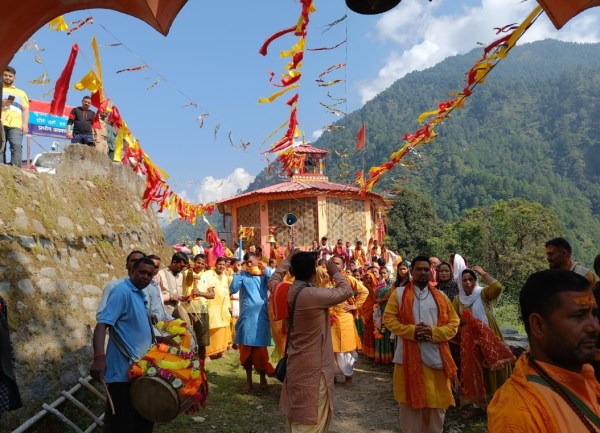  खाट गांव लौटने पर मां कात्यायिनी का पुष्प वर्षा से हुआ स्वागत