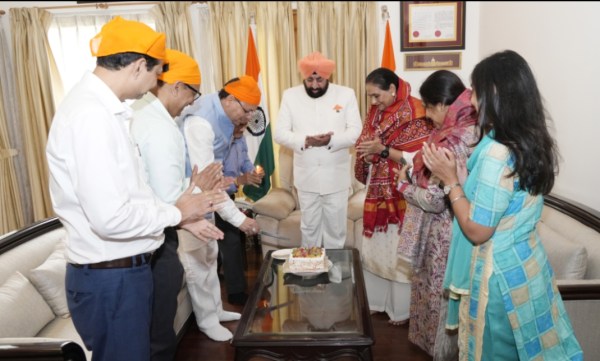  मुख्यमंत्री ने राज्यपाल से की भेंट, धामी को दी जन्मदिन की बधाई