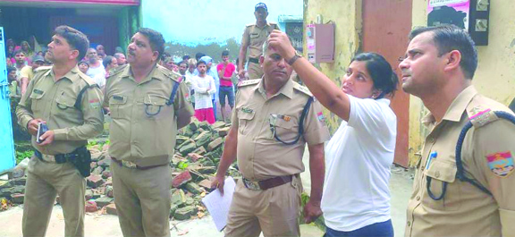  अपडेट…स्कूल की दीवार पर लटका मिला युवक का शव, परिजनों ने जतायी हत्या की आशंका