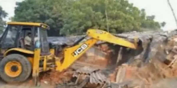  राजमार्ग के चौड़ीकरण की जद में आई 25 दुकानों को किया गया ध्वस्त