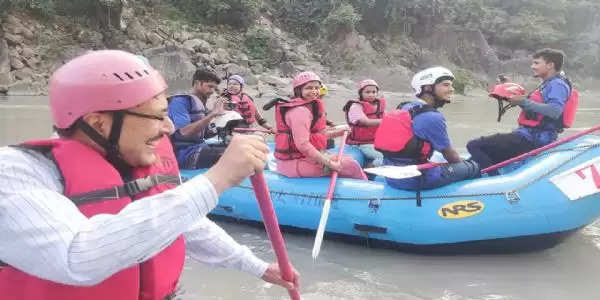  एंगलिंग और राफ्टिंग प्रतियोगिता के दूसरे दिन जिलाधिकारी ने भी की राफ्टिंग