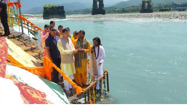  सीएम धामी ने किया नए हरिपुर घाट का शिलान्यास, मां यमुना की आरती कर लिया आशीर्वाद