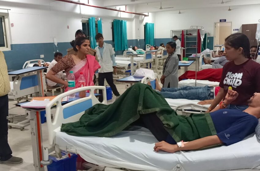  जिलाधिकारी श्रीमती सोनिका ने आज जनपद के चिकित्सालय का निरीक्षण करते हुए व्यवस्थाएं देखी।