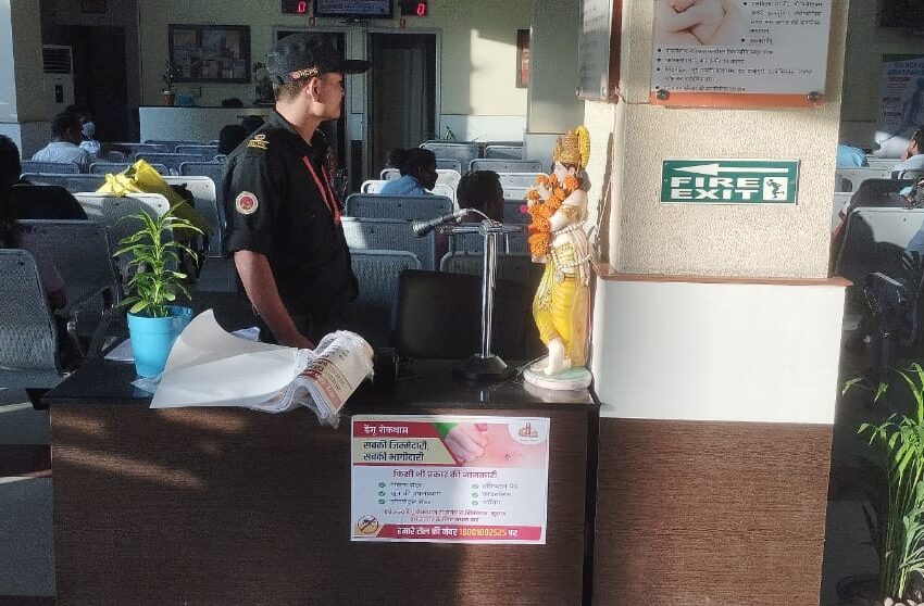  जिलाधिकारी श्रीमती सोनिका के निर्देशों पर निजी चिकित्सालय में डेंगू नियंत्रण हेतु स्थापित कंट्रूलरूम का टोल फ्री नंबर 18001802525 के पम्पलेट चस्पा किए गए।