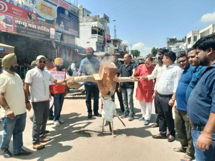  भाजपा कार्यकर्ताओं ने फूंका कांग्रेस विधायक का पुतला, जमकर की नारेबाजी