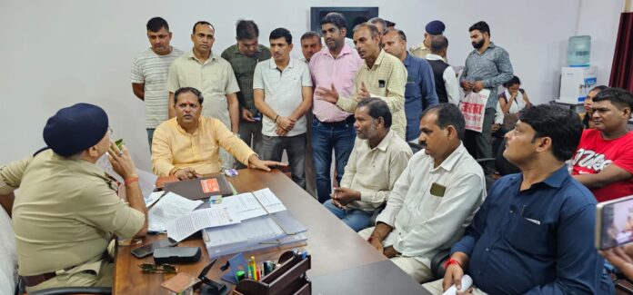  ट्रांसपोर्टर्स की समस्याओं को लेकर एसएसपी से मिले भाजपा प्रदेश मंत्री विकास शर्मा, नो एंट्री में छूट की मांग उठाई