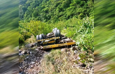  ऋषिकेश बद्रीनाथ हाईवे के पास जेसीबी मशीन ला रहा ट्रेलर वाहन गहरी खाई में गिरा, ऑपरेटर की मौके पर ही मौत