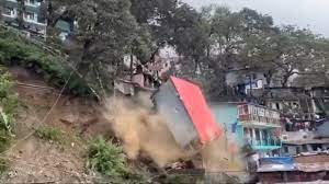  नैनीताल में भूस्खलन के बाद पलभर में जमींदोज हुआ दो मंजिला भवन, 12 से ज्यादा मकान खतरे की जद में