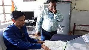  कुमाऊं कमिश्नर ने सरकारी कॉलेज में मारा छापा, छात्र बोले- शॉर्टकट में पढ़ाते हैं अंग्रेजी के शिक्षक