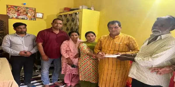  क्षेत्रीय विधायक ने मृतक के परिजनों को चार-चार लाख रुपये की आर्थिक सहायता के दिए चेक
