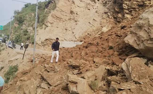  क्वारब पुल पर भारी मात्रा में मलवा गिरा,हल्द्वानी-अल्मोड़ा हाईवे पर आवाजाही ठप