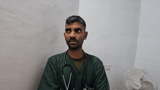  फर्जी डॉक्टर बनकर एम्स में घूम रहे युवक को पकड़ा, हजारों रुपये बरामद, मोबाइल पर किया लाखों का लेन-देन