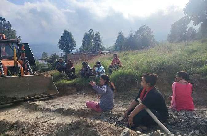  चम्पावत में जेसीबी के आगे बैठ गुस्साई महिलाओं ने बंद कराया काम, जानें क्या है पूरा मामला