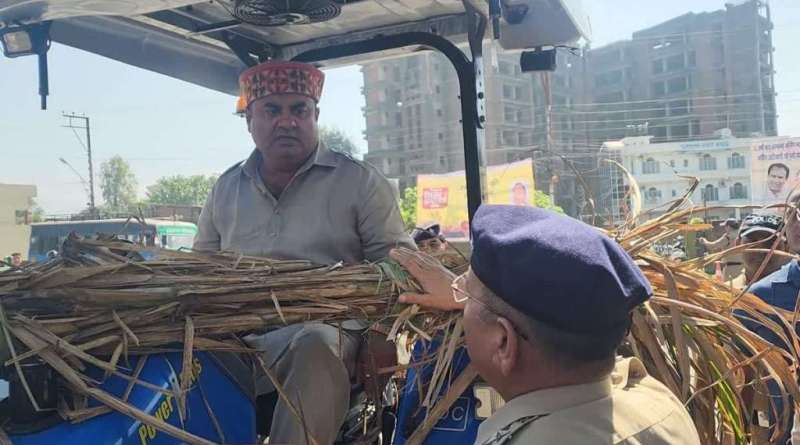  उत्तराखंड : ट्रैक्टर पर सड़े गन्ने लेकर विधानसभा पहुंचे विधायक उमेश कुमार