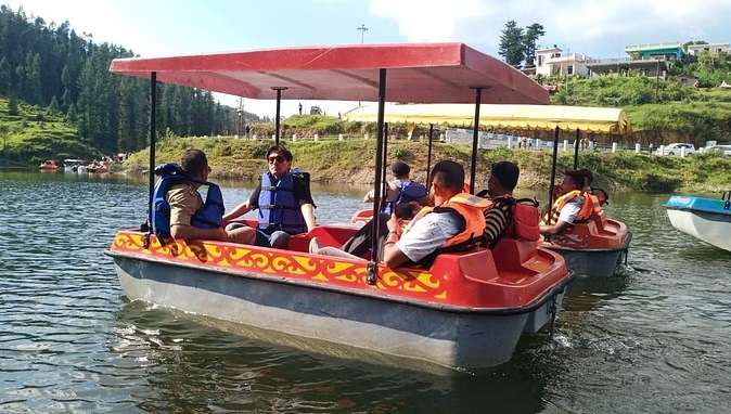  कुमाऊं कमिश्नर दीपक रावत ने कोलीढेक झील में नौकायन का लुत्फ उठाया