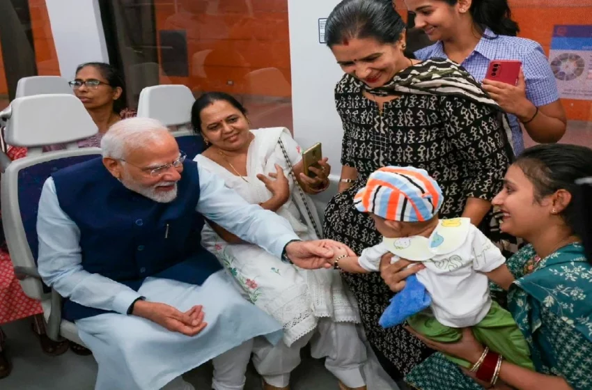  प्रधानमंत्री नरेंद्र मोदी ने फिर की मेट्रो की सवारी