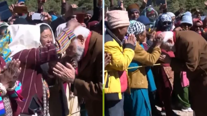  पीएम मोदी का उत्तराखंड दौरा : जब बुजुर्ग महिला ने पीएम मोदी के सिर पर फेरा हाथ, प्रधानमंत्री ने झुककर किया प्रणाम
