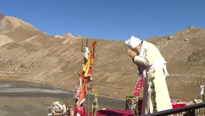  पीएम मोदी ने आदि कैलाश के किए दर्शन, पार्वती कुंड में की आरती, पहना पवित्र रं व्यंएठलो वस्त्र