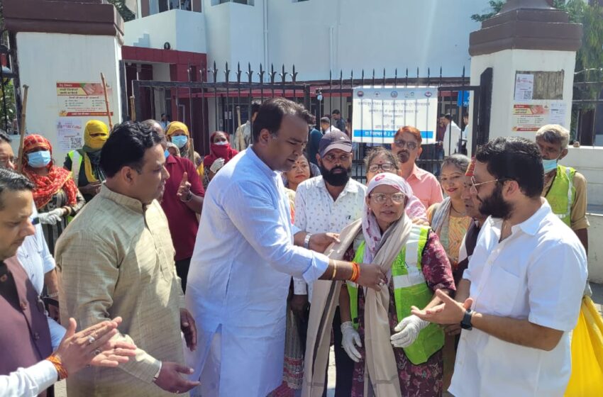  देहरादून अंबेडकर मंडल में दून अस्पताल एवं श्री देव सुमन नगर मंडल में सभी कार्यकर्ताओं के साथ सेवा पखवाड़ा के अंतर्गत सफाई अभियान के साथ दून अस्पताल में मरीजों को फल वितरण भी किया गया।