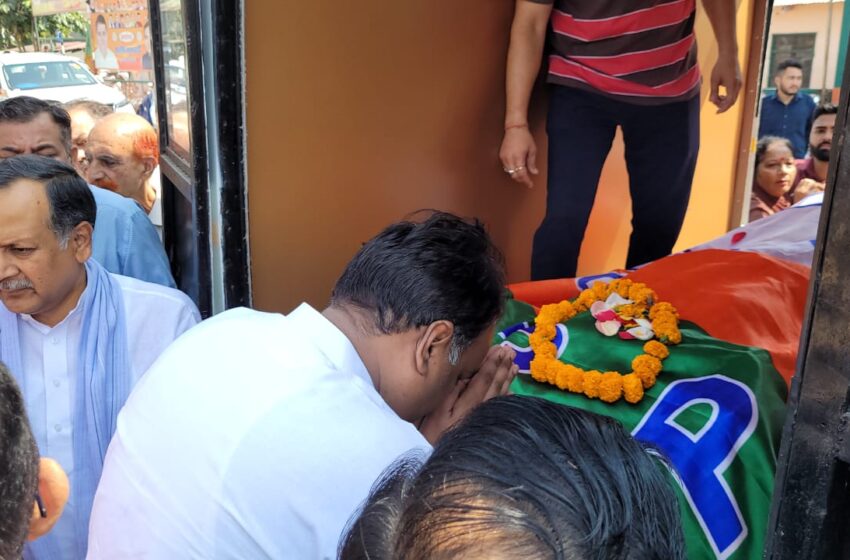  महानगर कार्यालय पर भारतीय जनता पार्टी महानगर की पूर्व अध्यक्ष पूर्व राज्य मंत्री स्वर्गीय नीलम सहगल जी के पार्थिव शरीर को लाकर श्रद्धांजलि दी गई।