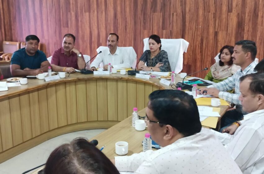  जिला पंचायत अध्यक्ष श्रीमती मधु चौहान की अध्यक्षता में मंगलवार को जिला पंचायत सभागार में जिला पंचायत की बोर्ड बैठक हुई।