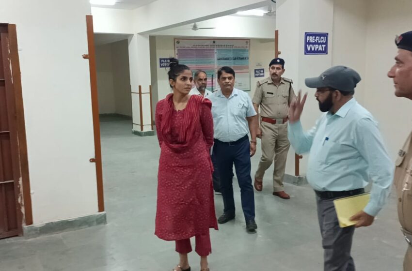  जिलाधिकारी/जिला निर्वाचन अधिकारी श्रीमती सोनिका ने ईवीएम वेयरहाउस परिसर का मासिक निरीक्षण करते हुए व्यवस्थाओं का जायजा लिया।