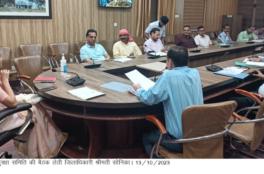  जिलाधिकारी ने गंगा सुरक्षा अन्तर्गत संचालित कार्यों की समीक्षा करते हुए कार्यदायी एजेंसी एवं रेखीय विभागों के अधिकारियों को आवश्यक दिशा-निर्देश दिए