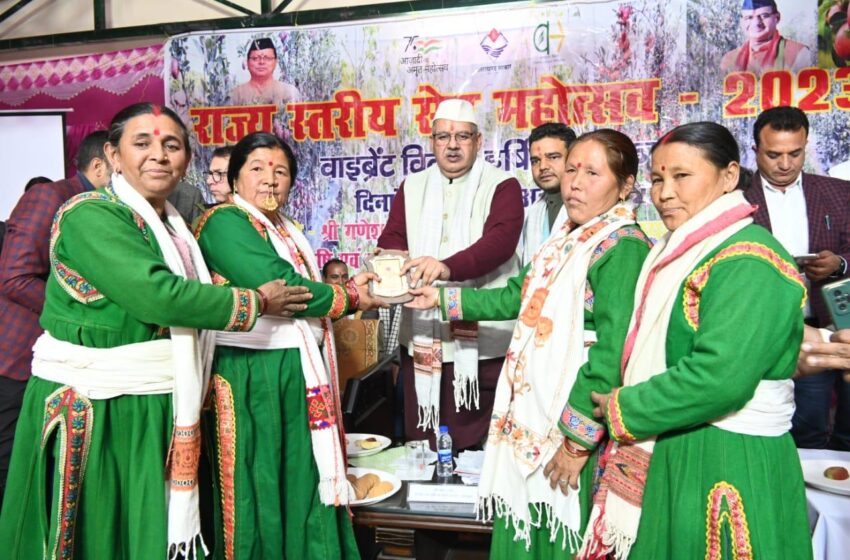  कृषि मंत्री गणेश जोशी ने वाइब्रेंट विलेज हर्षिल में दो दिवसीय सेब महोत्सव का शुभारंभ किया।